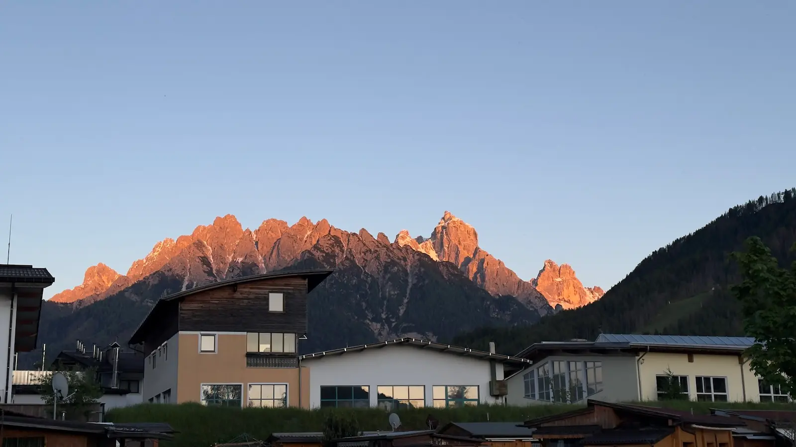 Dolomitengipfel im Abendlicht über dem Camping Olympia in Toblach