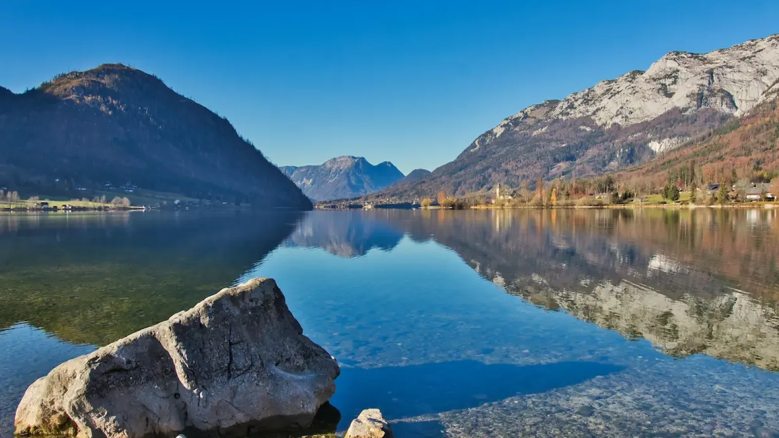 Klares Wasser und Berge am Grundlsee vom Uferweg aus