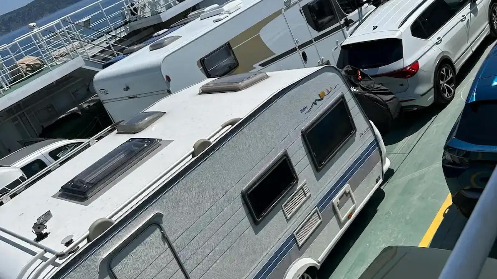 Wohnwagengespanne dicht an dicht auf dem Deck der Fähre nach Krk