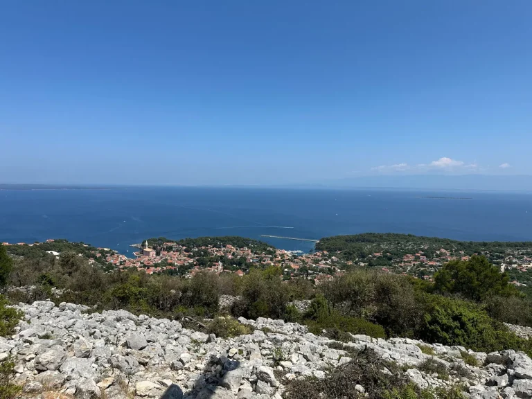 Weitblick auf Veli Lošinj und das Meer vom Kammweg – Fotostopp auf der Route Richtung Hafen Mrtvaška.