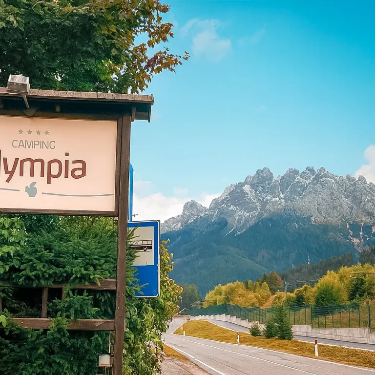 Einfahrt zum Camping Olympia Toblach an der Hauptstraße – Lage am Ortsrand, schneller Zugang zu Toblach & Dolomiten.