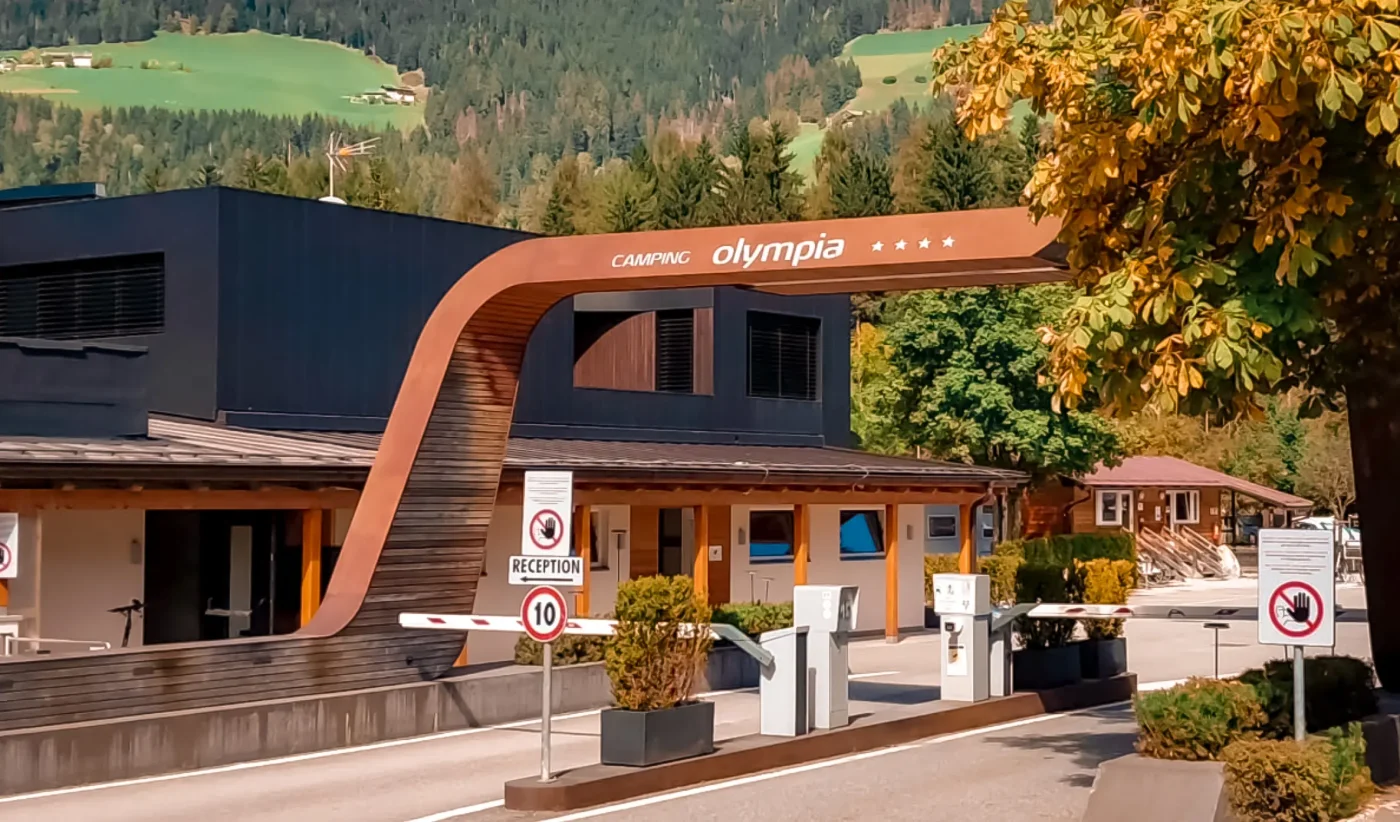 Einfahrt zum Camping Olympia Toblach