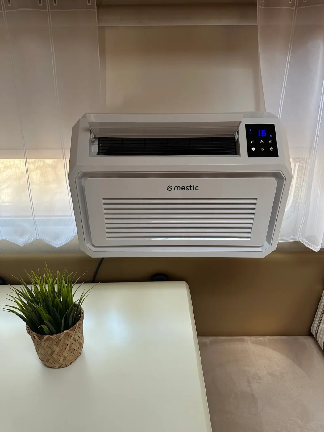 Mestic SPA-5000 Innengerät – leitet kühle Luft gleichmäßig im Wohnwagen.