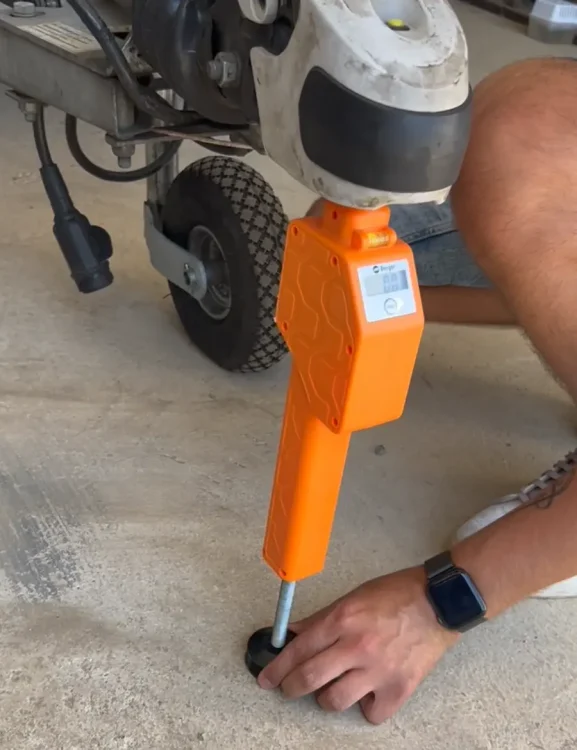 Stützlast beim Wohnwagen messen mit der BS150 Digitale Stützlastwaage