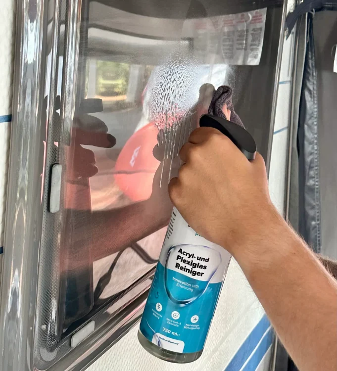 Wohnwagen-Acrylfenster richtig reinigen – sicher & streifenfrei