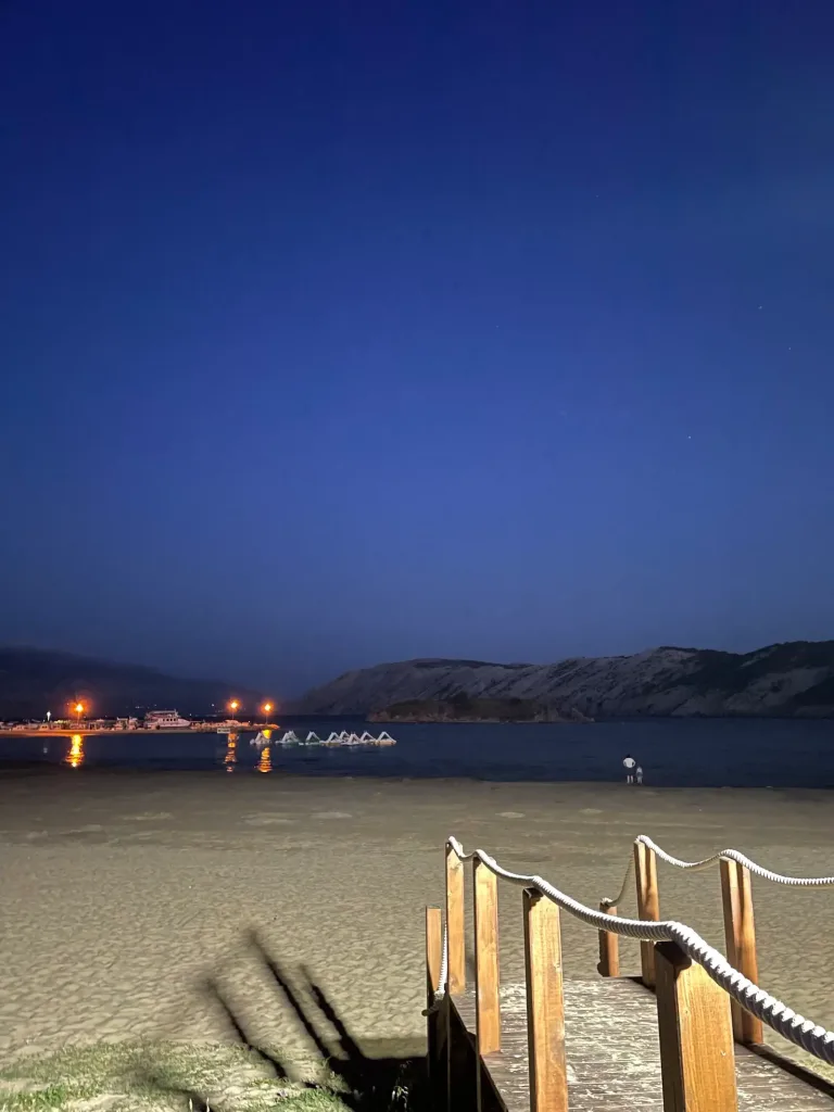 Ausblick von der Strandbar im Zentrum von San Marino Rab