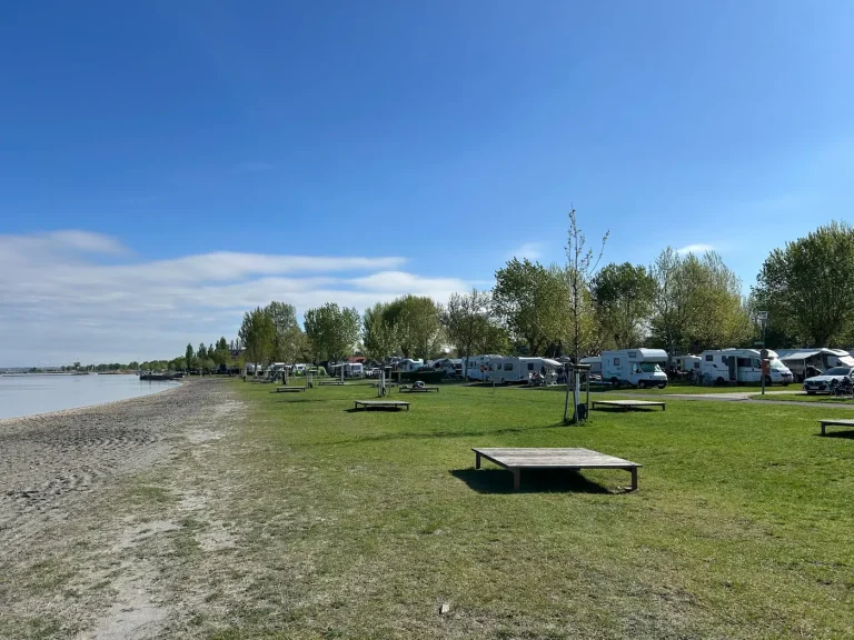 Blick auf Strandcamping Podersdorf vom Ufer aus