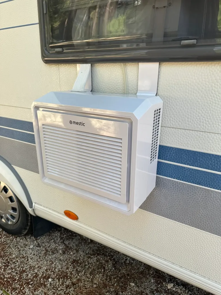 Mestic SPA-5000 am Wohnwagenfenster: schneller Aufbau der Split-Klimaanlage, stabil hängend, kühlt den Wagen spürbar herunter.