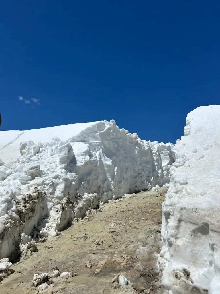 Schnee auf der Passhöhe Richtung Dreizinnenhütte