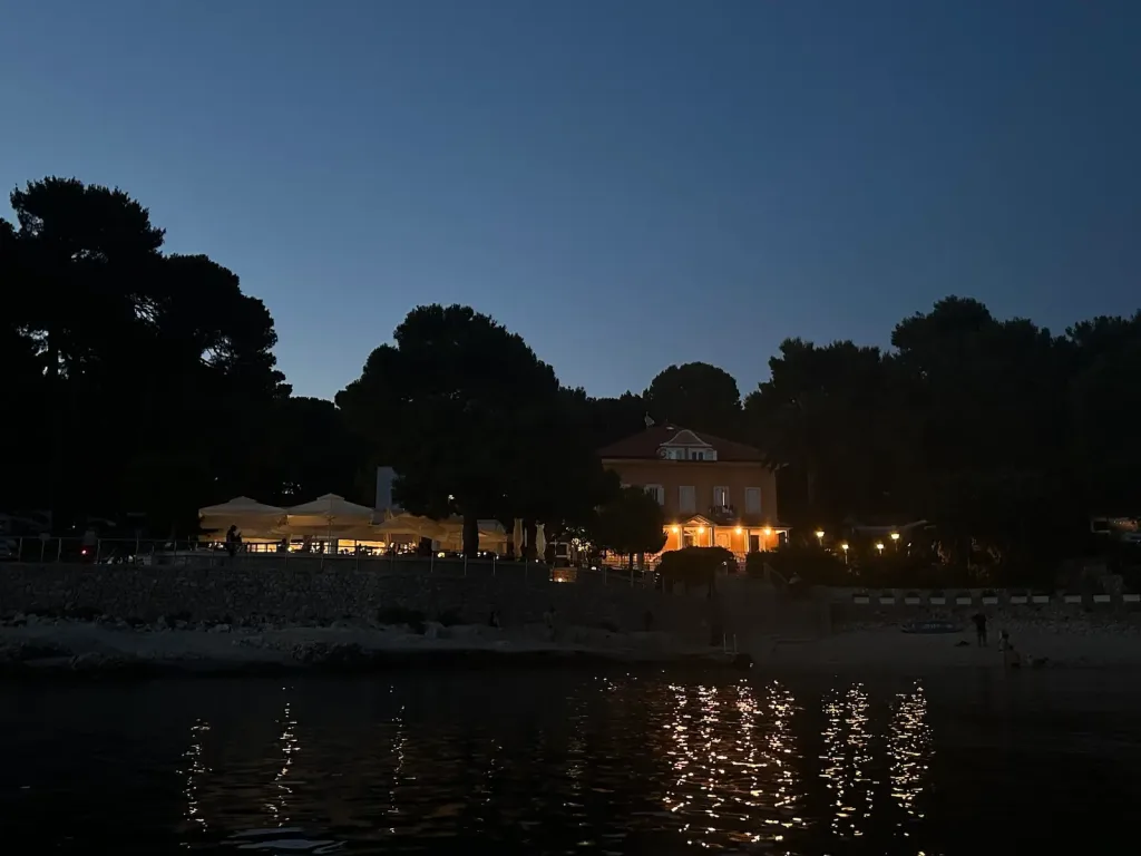 Strandrestaurant am Camping Čikat am Abend vom SUP aus fotografiert