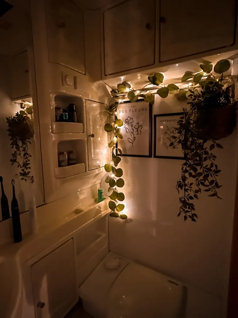 Wohnwagen und Vorzelt Deko: Micro-Lichterkette im Wohnwagen-Bad: sanftes, stromsparendes Licht für mehr Wohlfühl-Atmosphäre