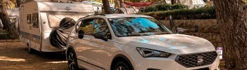 Zugfahrzeug für den Wohnwagen: SUV mit Wohnwagen auf dem Campingplatz – wir zeigen 80-%-Regel, Kriterien und Beispiele für ein stabiles Zugfahrzeug.
