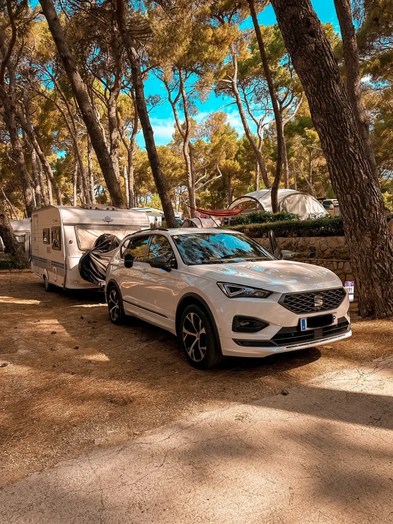 Zugfahrzeug für den Wohnwagen: SUV mit Wohnwagen auf dem Campingplatz – wir zeigen 80-%-Regel, Kriterien und Beispiele für ein stabiles Zugfahrzeug.
