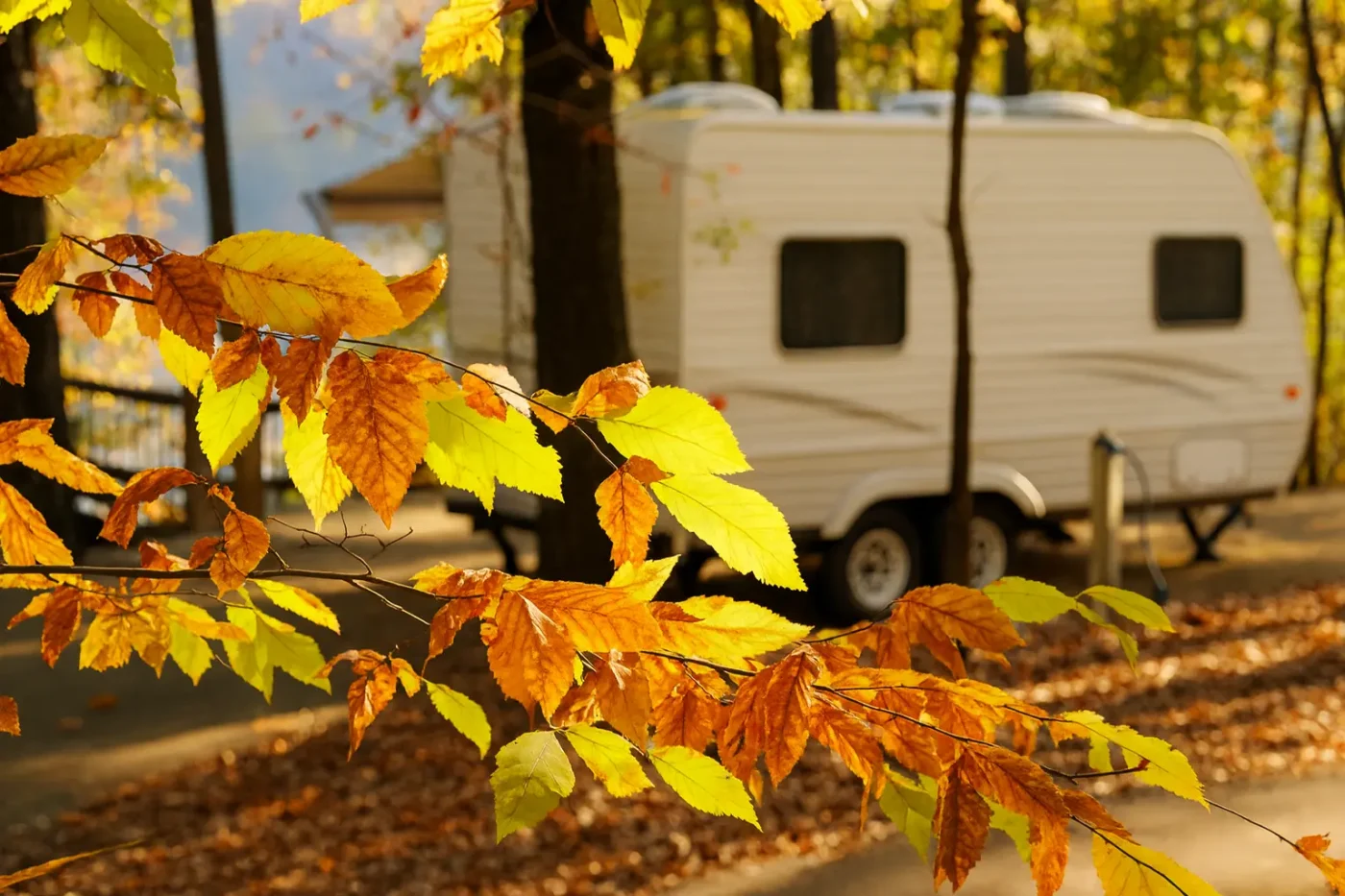 Camping mit Wohnwagen im Herbst