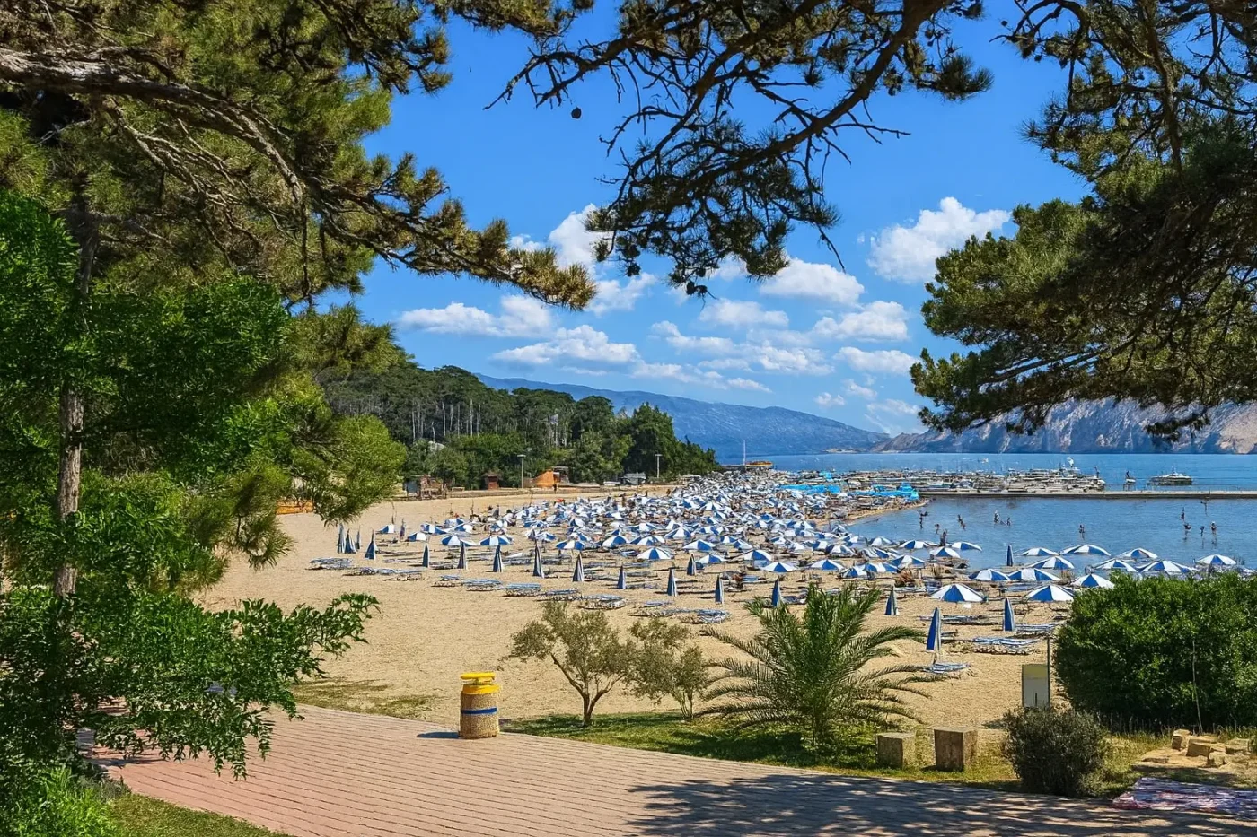 Der Strand am Camping San Marino Rab