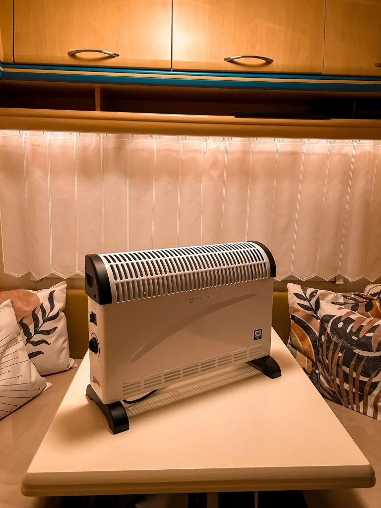 Elektroheizung im Wohnwagen: leise Zusatzwärme mit 750/1250/2000 W – sicher aufgestellt, Stromverbrauch im Blick