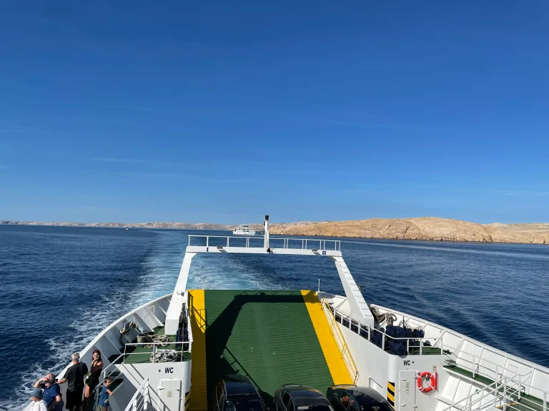 Rab mit Wohnwagen: Fähre Stinica–Mišnjak: Wohnwagengespanne beim Boarding – schnellste Verbindung auf die Insel Rab (2025)