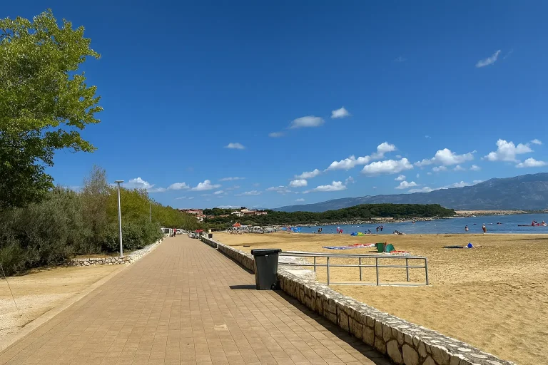 Strandpromenade am Campingplatz San Marino Rab