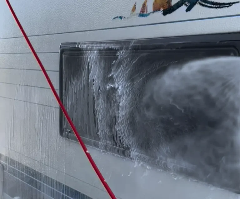 Wohnwagen außen reinigen