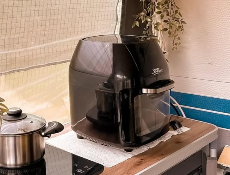 AirFryer beim Camping im Vorzelt auf Campingschrank – fettarm, schnell, weniger Geruch beim Camping.