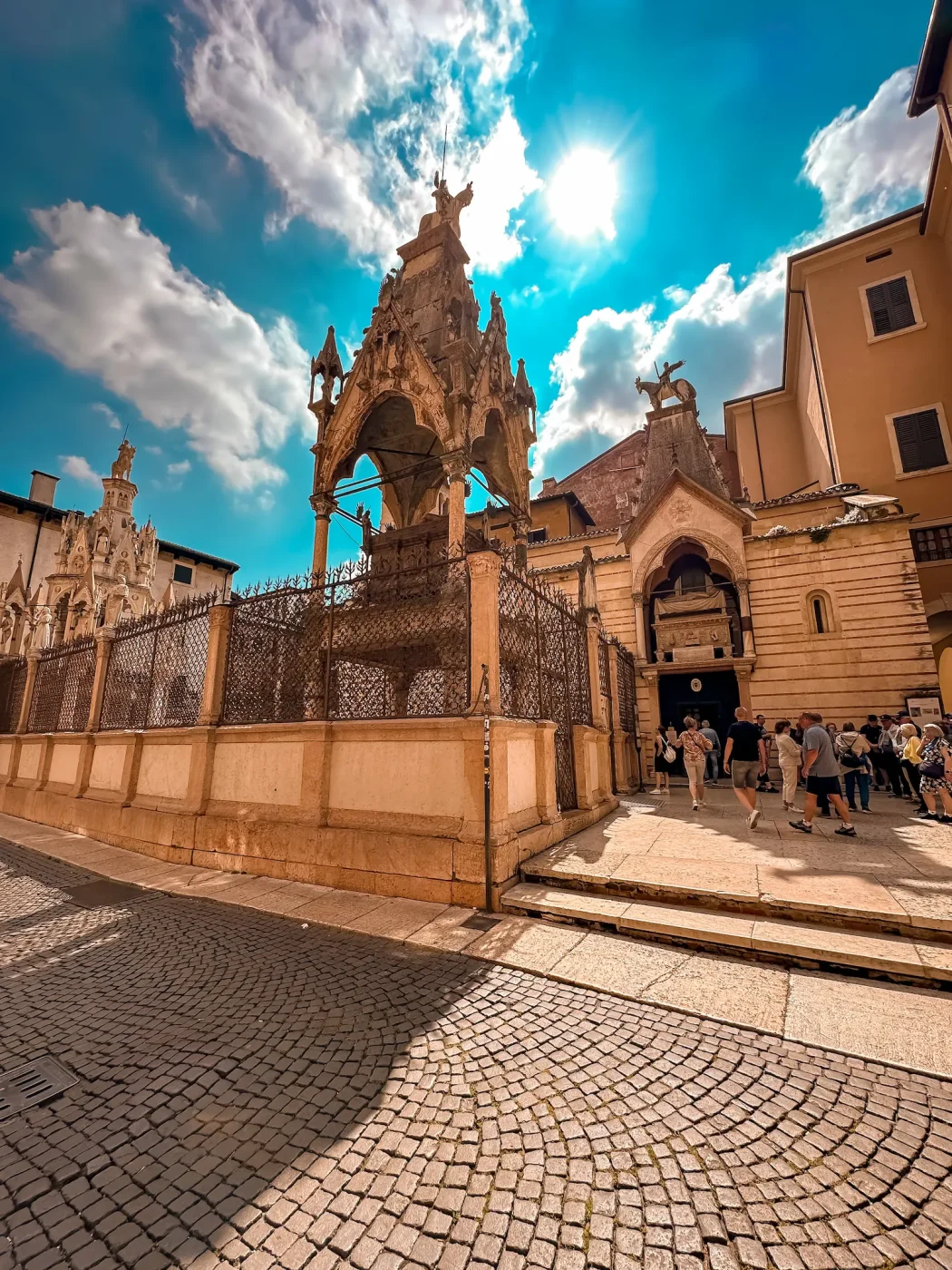 Arche Scaligere in Verona: filigrane gotische Grabmäler der Scaliger neben Santa Maria Antica.