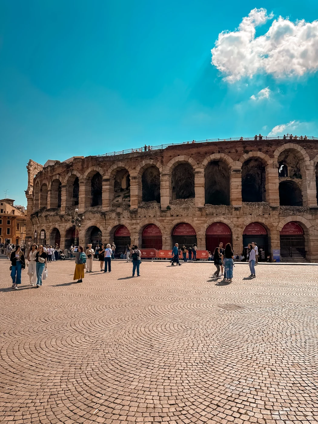Arena di Verona – römisches Amphitheater auf der Piazza Bra mit Besuchern auf dem sonnigen Platz