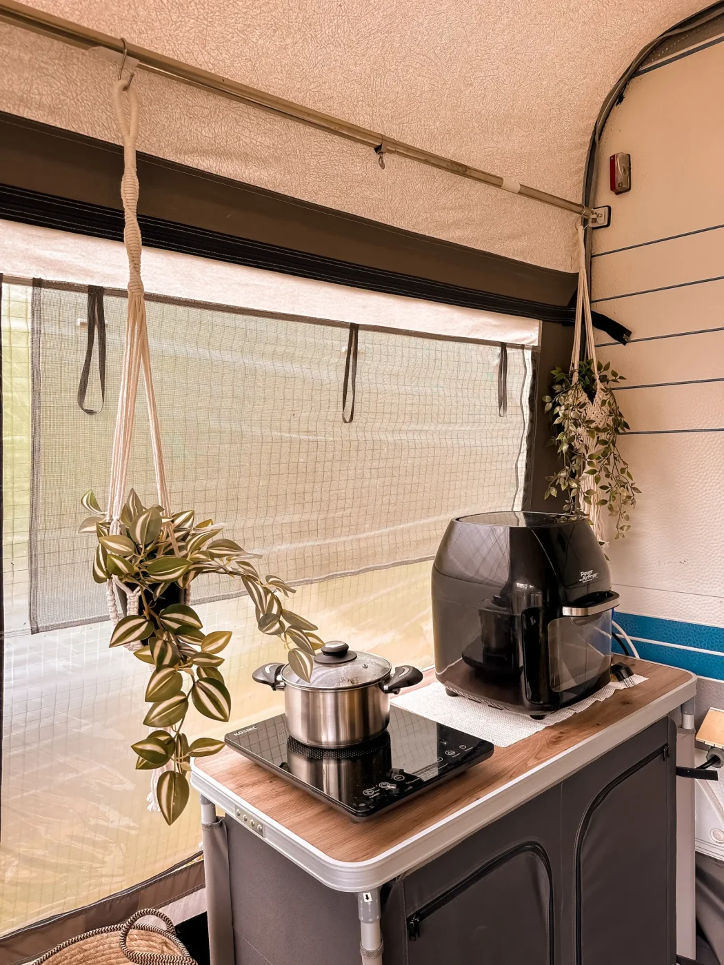 Blumenampel im Vorzelt