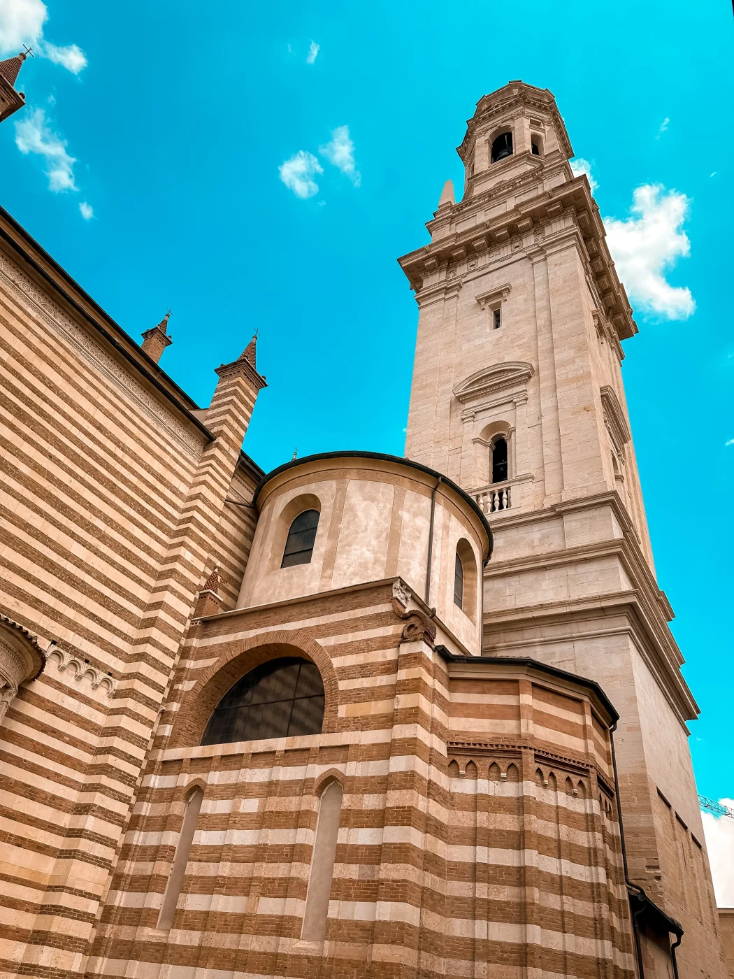 Seitenschiff und Campanile des Duomo di Verona – charakteristische Streifenfassade aus Stein und Ziegel