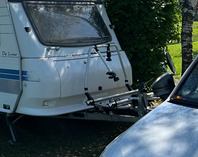 Hobby De Luxe Caravan mit Thule Caravan Superb Short auf der Deichsel; leerer Träger zeigt Abstand zum Zugfahrzeug und Platz für die Stützrad-Kurbel.