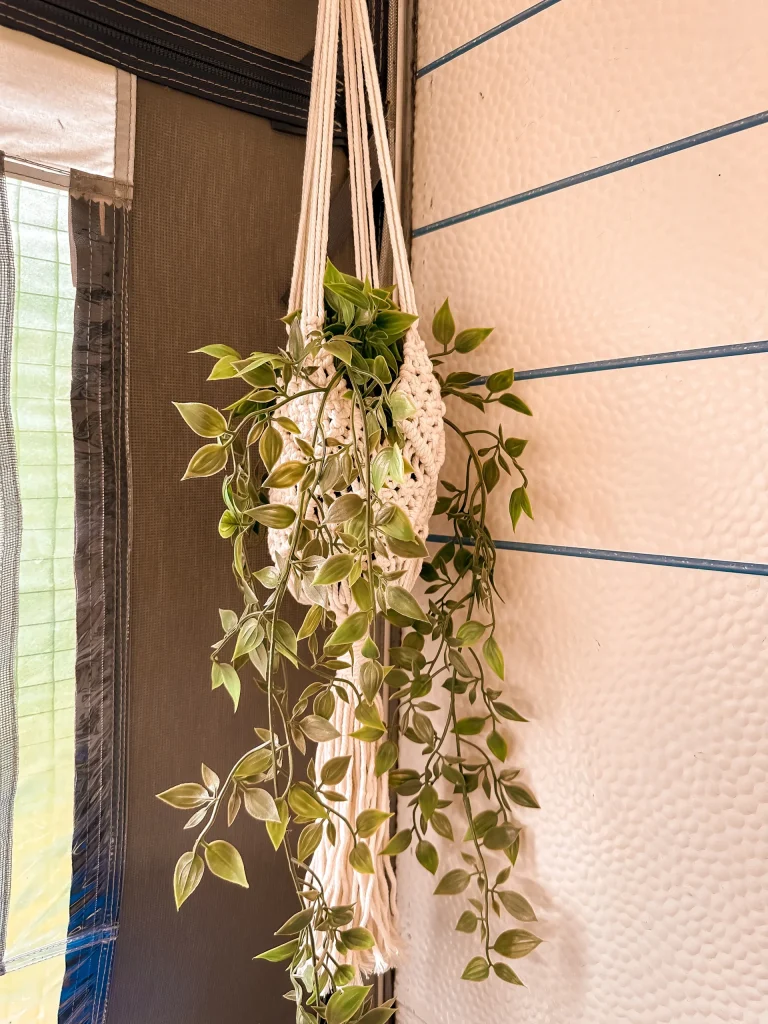 Künstliche Hängepflanzen im Wohnwagen - außen angebracht