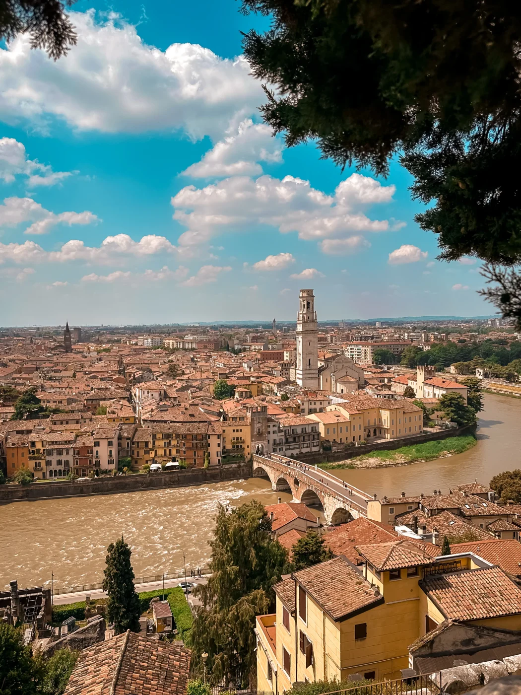 Panoramablick über Verona vom Castel San Pietro mit Ponte Pietra, Adige und dem Dom Santa Maria Matricolare