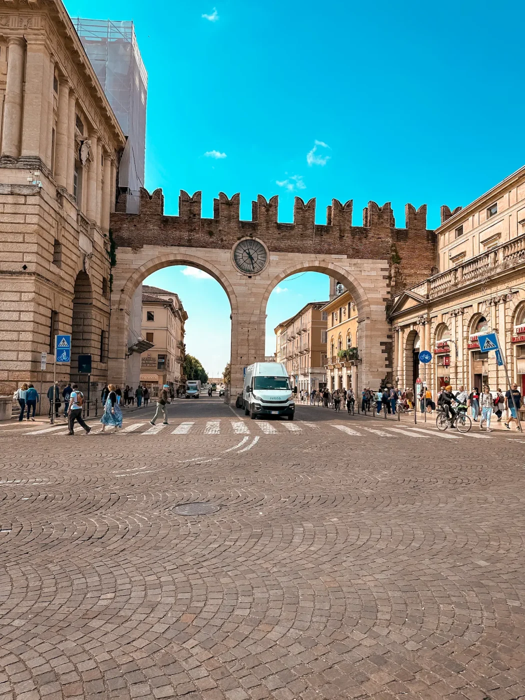 Portoni della Bra, mittelalterliches Stadttor mit Uhr und Zinnen – Eingang zur Piazza Bra in Verona.