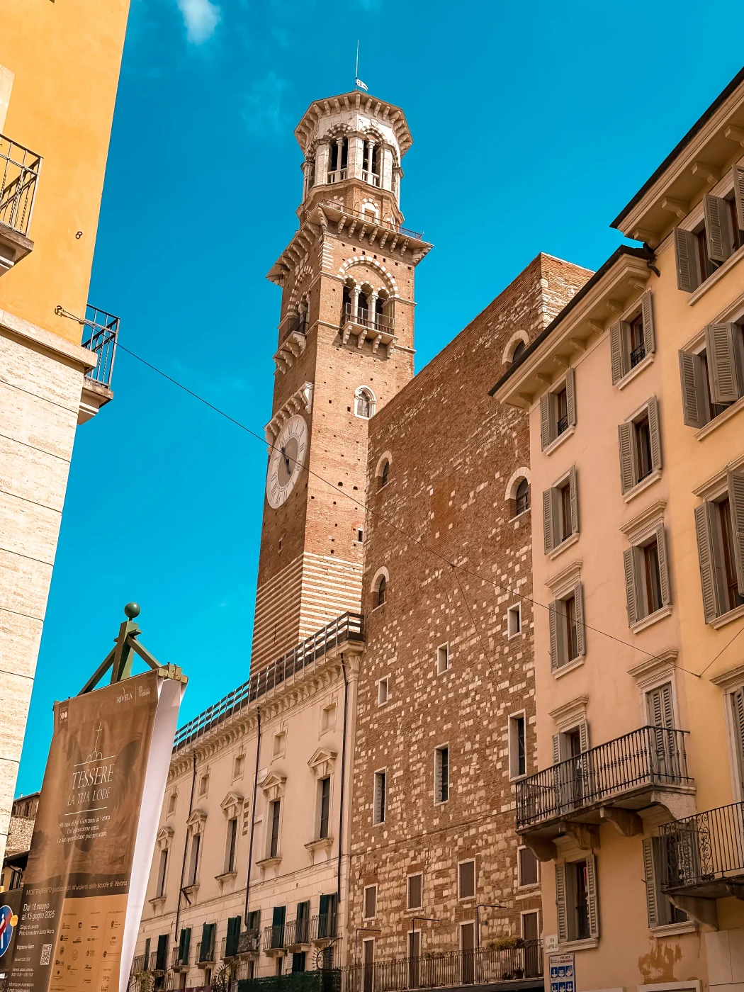 Torre dei Lamberti in Verona – markanter Backstein-Glockenturm mit Uhr nahe der Piazza delle Erbe.