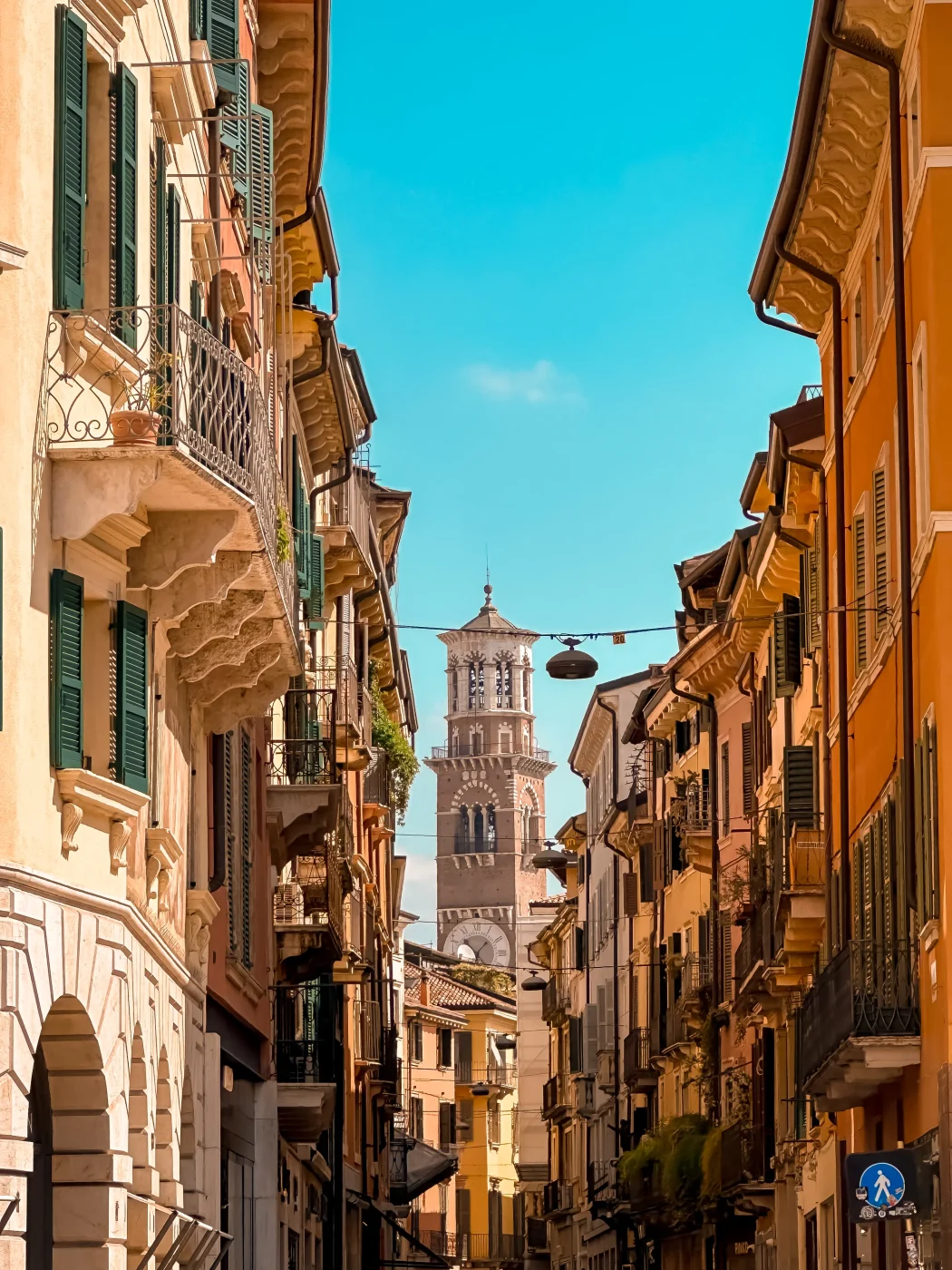 Enge Altstadtgasse Via Giuseppe Mazzini mit Balkonen und Fensterläden; im Hintergrund der Torre dei Lamberti in Verona