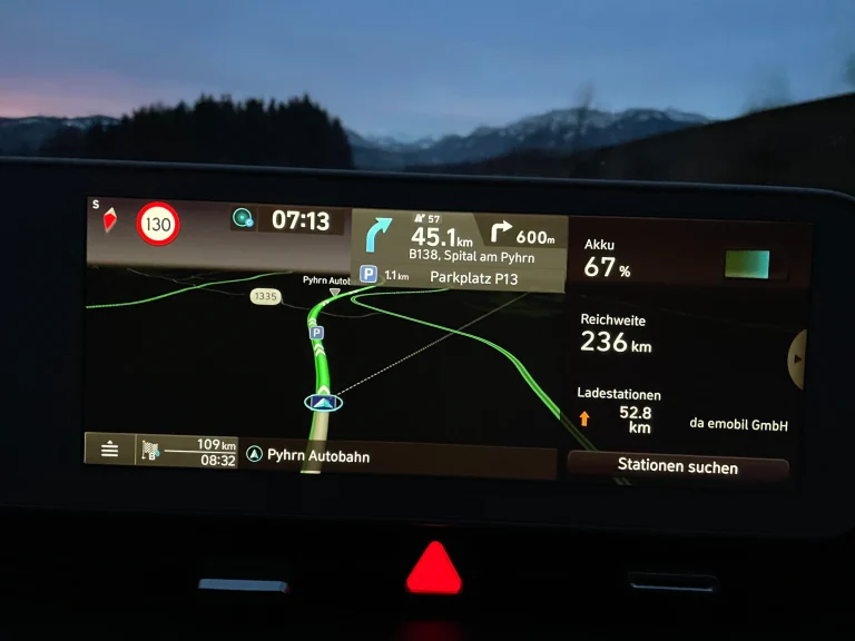Campingplätze an der A9 Pyhrn Autobahn: Nächtliche Fahrt mit Blick durch die Frontscheibe, Navigationsgerät im Vordergrund.