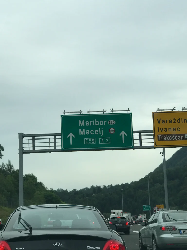 Digitale Maut in Kroatien—A2 bei Macelj: Schilder nach Maribor (SLO) und Varaždin, dichter Verkehr—Wartezeiten an Kroatiens Maut, Umstieg auf digital ab 2026.
