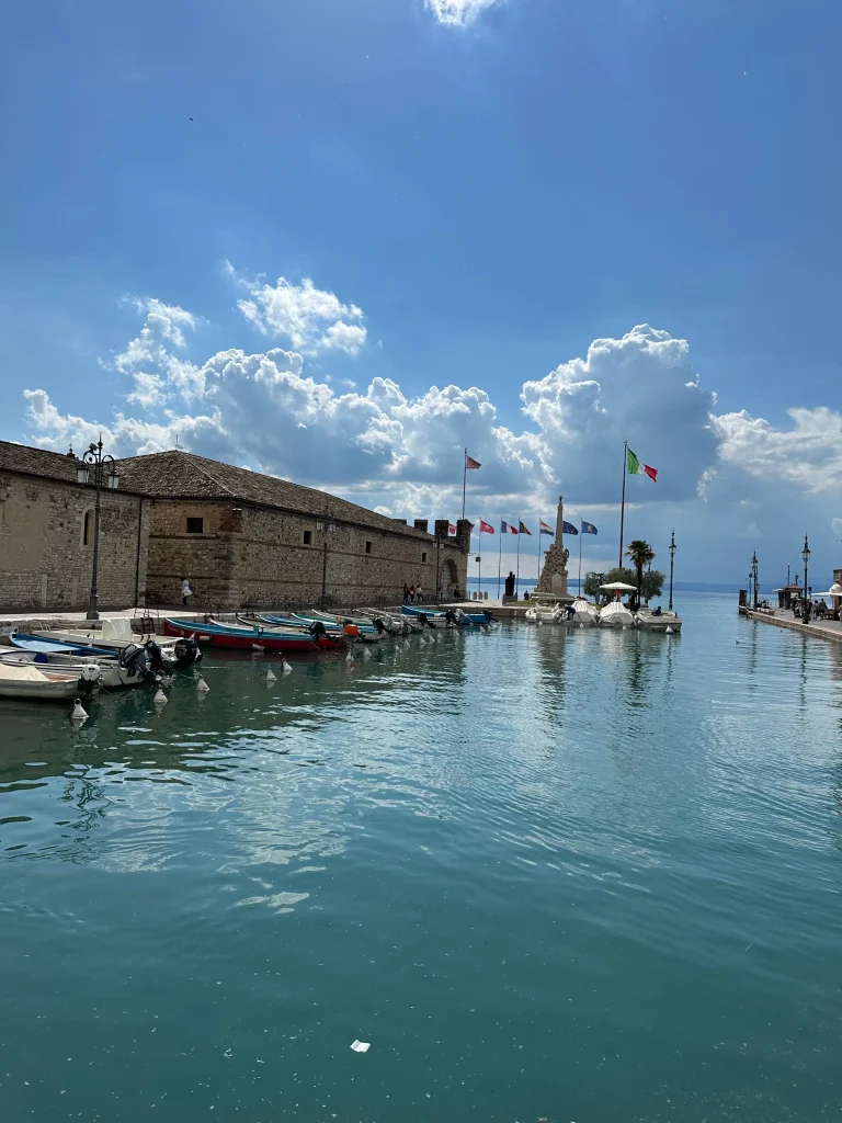 Campingplätze an der Brenner-Route: Blick auf Hafen von Lazise