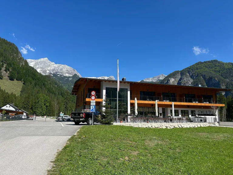 Einfahrt und Rezeption des Campingresort Hinterstoder