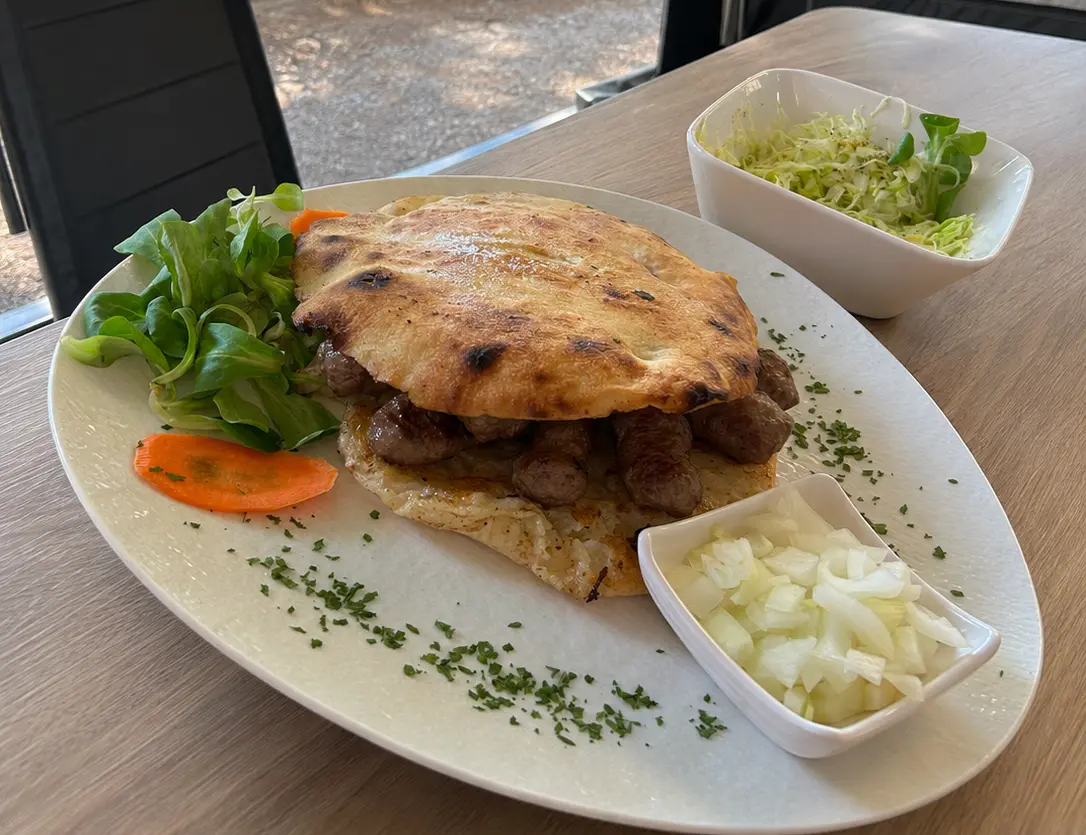 Cevapcici mit Fladenbrot und Ajvar aus dem Airfryer