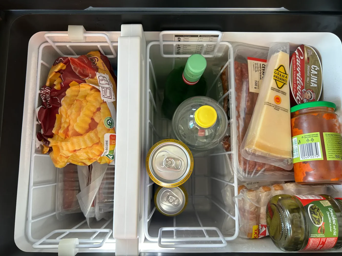 Geöffnete Berger DMC 45 Kompressor-Kühlbox mit eingesetzter Trennwand, Getränken, Tiefkühlware und Lebensmitteln in zwei getrennten Temperaturzonen