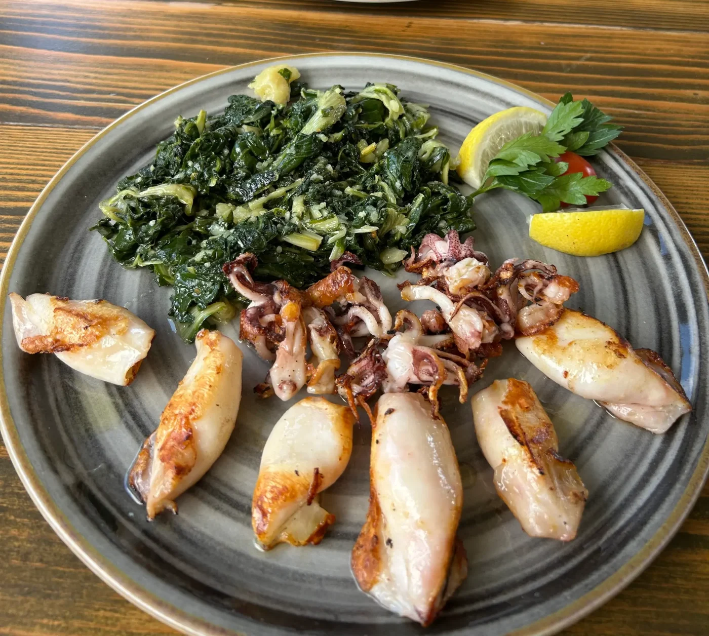Gegrillte Calamari mit Mangold, Kartoffeln, Zitrone und Petersilie in der Istarska Farma im Kap Kamenjak