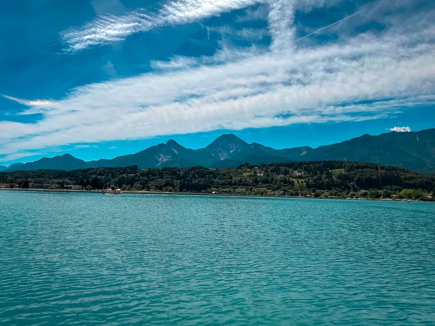 Faaker See mit türkisfarbenem Wasser und Bergpanorama der Karawanken