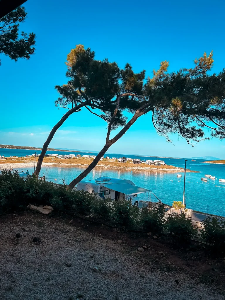 Ausblick von einer erhöhten Luxury-Parzelle im Camping Arena Stupice auf die Bucht und die ganztägig unbeschattete Halbinsel