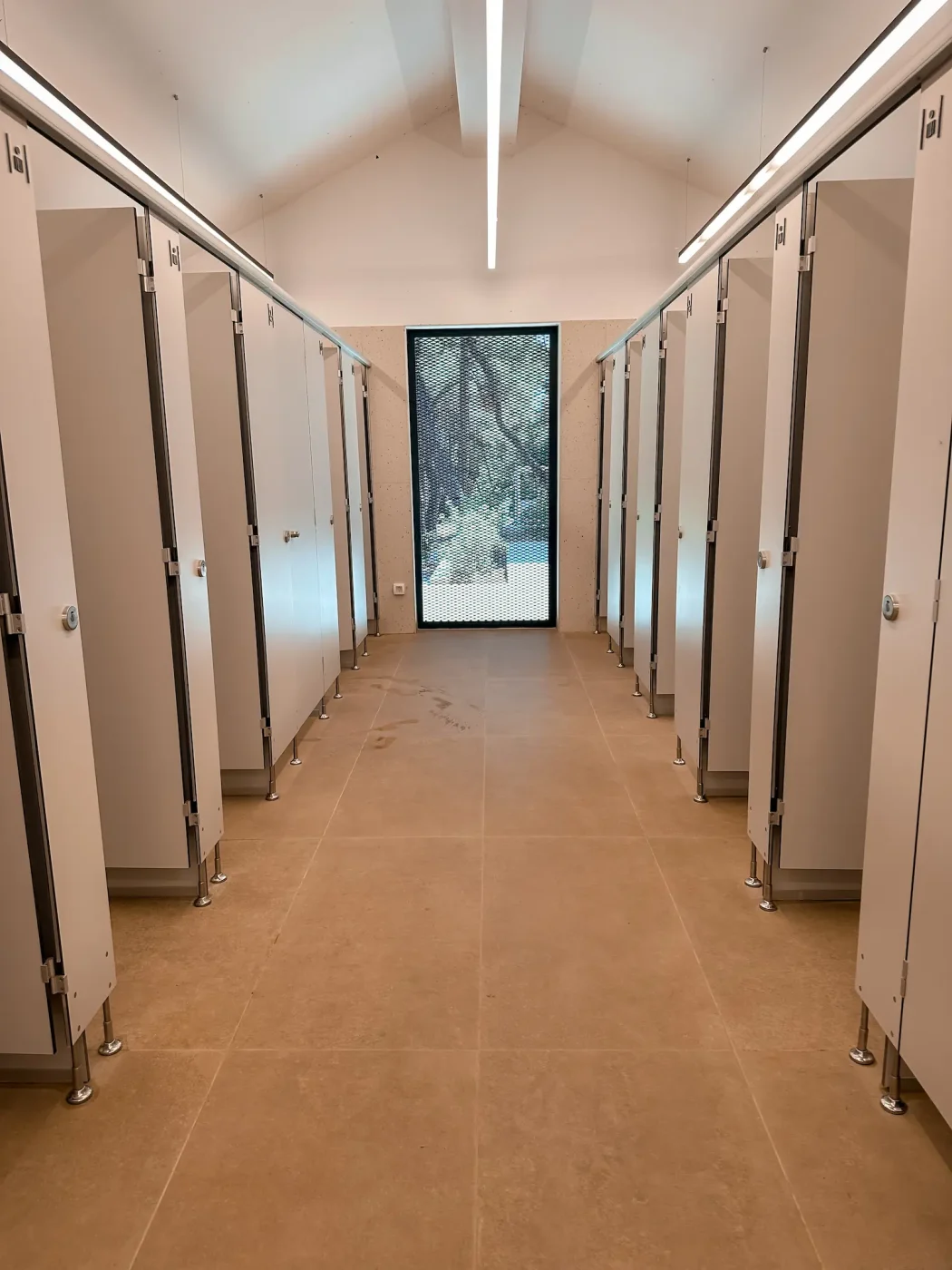 Heller Duschbereich im modernen Sanitärgebäude des Camping Arena Stupice mit mehreren einzelnen Kabinen