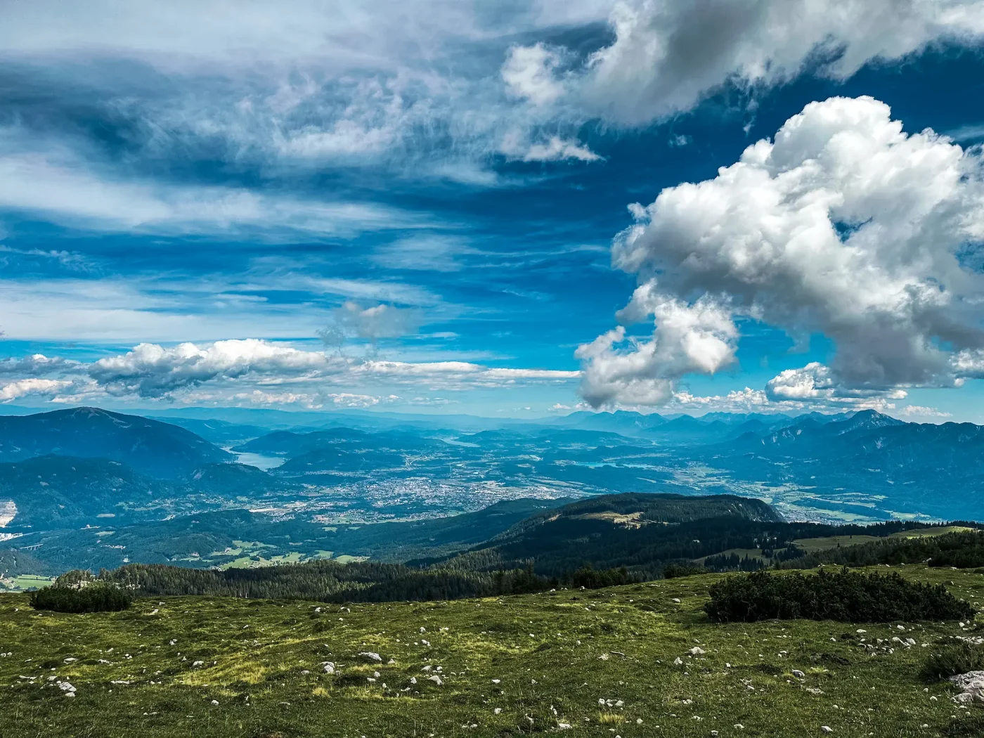 Blick auf Unterkärnten mit Ossiacher See, Wörthersee und Faaker See