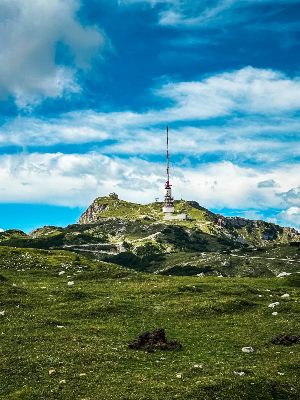 Blick auf den Dobratsch Gipfelbereich mit Senderanlage, Kapelle und dahinter das Gipfelkreuz