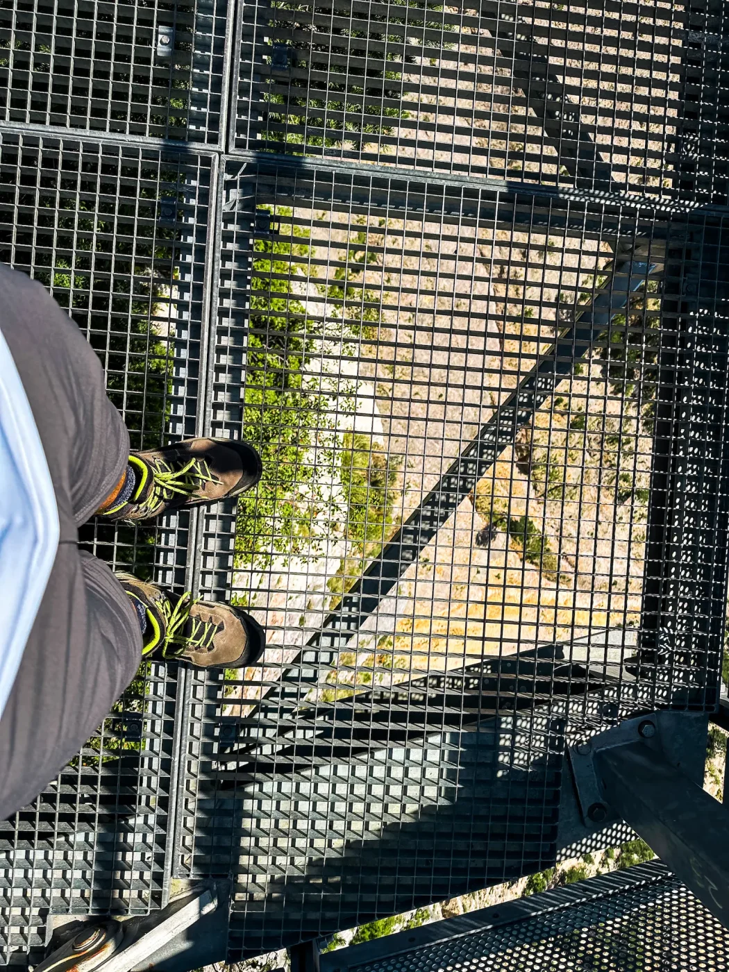 Blick in die Tiefe durch das Gitter beim Skywalk