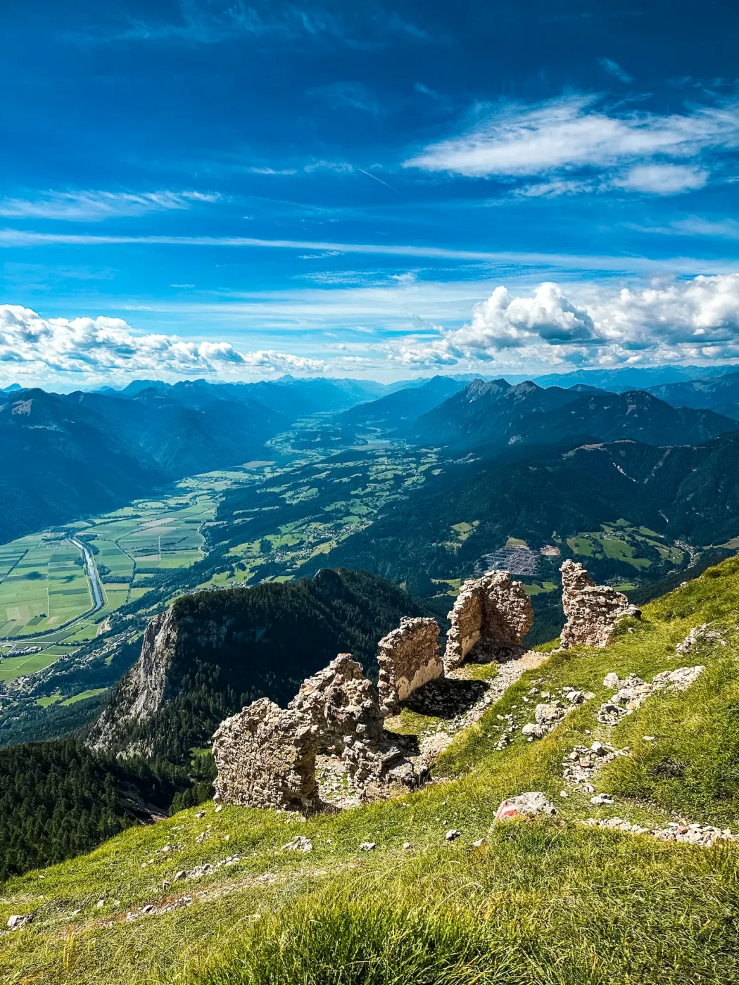 Blick vom Dobratsch Gipfel ins Gailtal