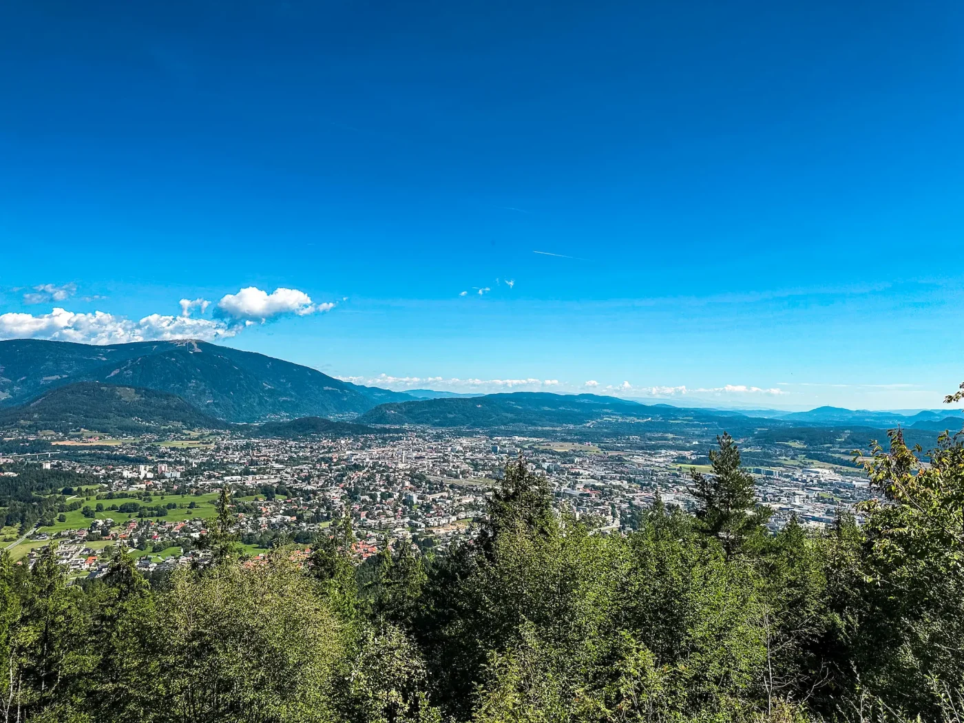 Blick vom Parkplatz P2 auf die Stadt Villach, im Hintergrund der Ossiacher See