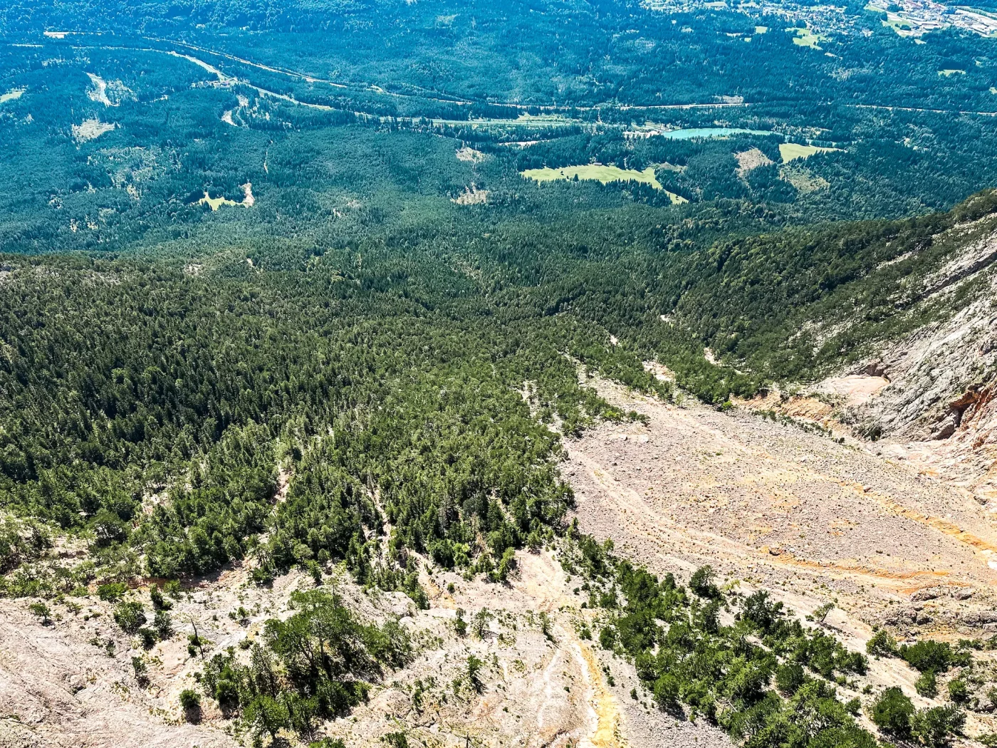 Blick vom Skywalk auf die Schütt vom großen Bergsturz von 1348